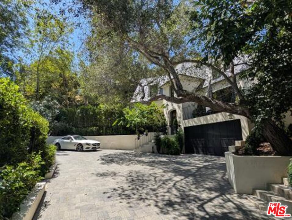 943 Moraga Dr