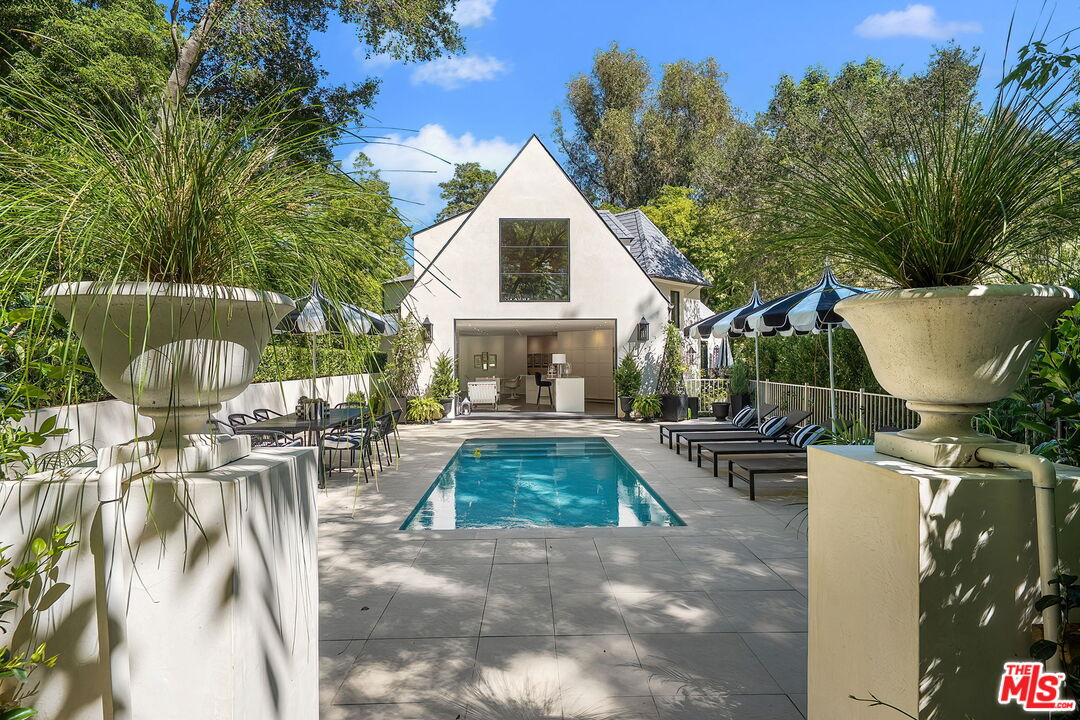 943 Moraga Dr