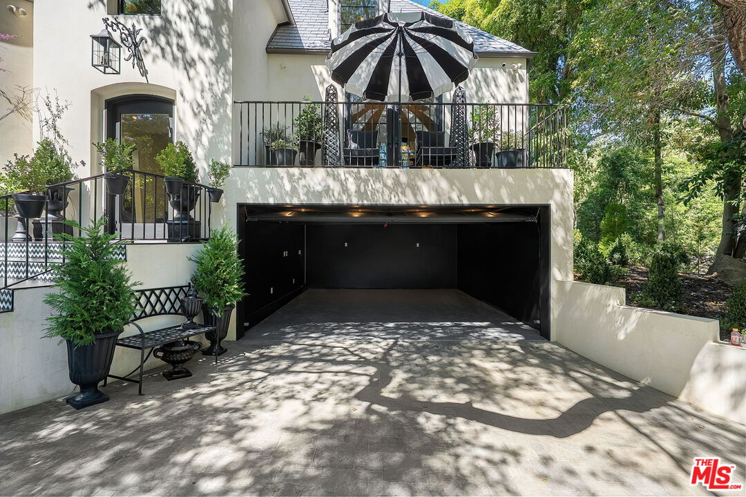943 Moraga Dr