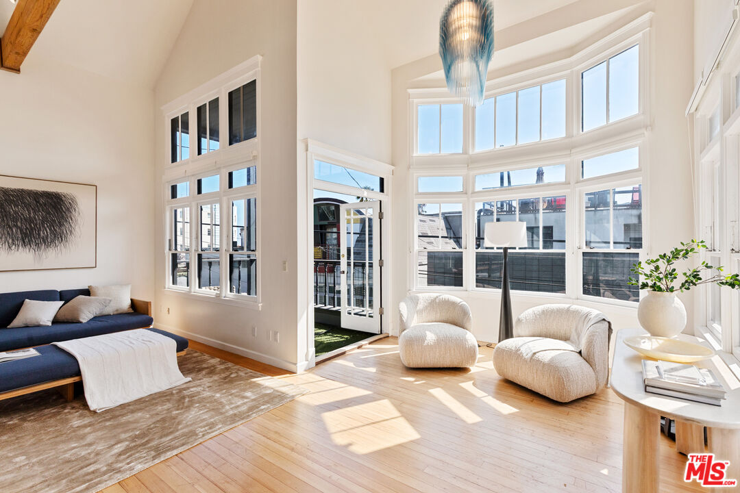 12 Rose Ave