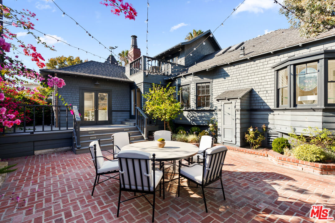 12 Rose Ave