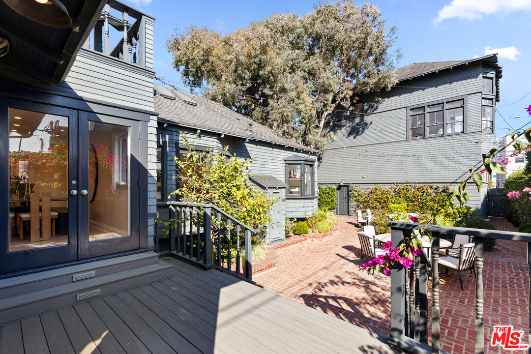 12 Rose Ave