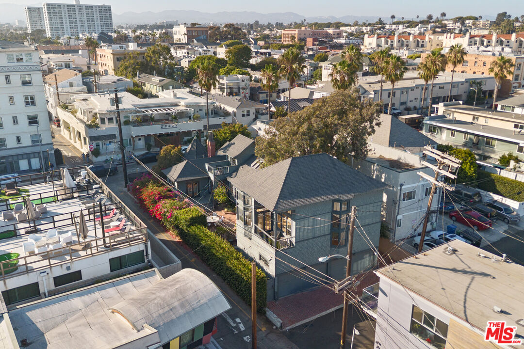 12 Rose Ave