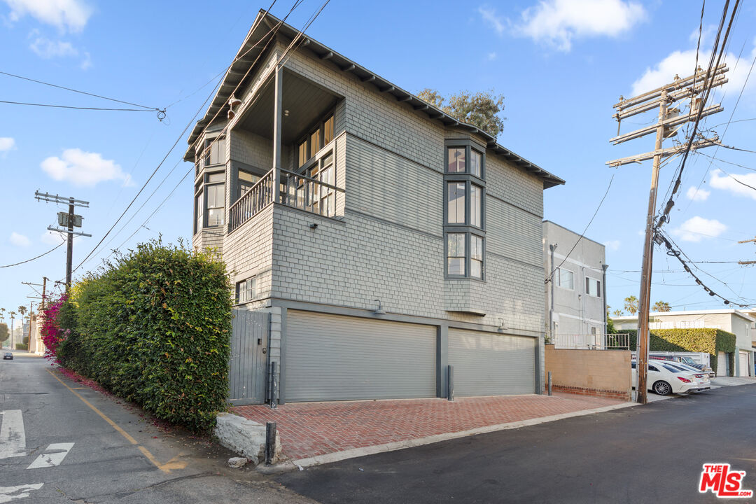 12 Rose Ave