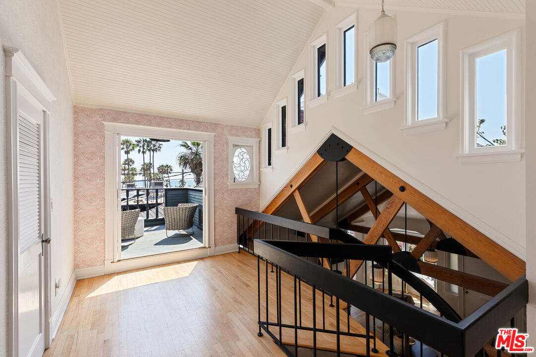 12 Rose Ave