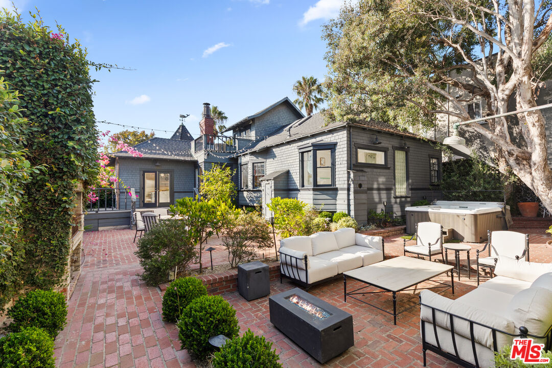 12 Rose Ave