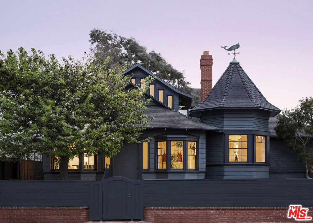 12 Rose Ave