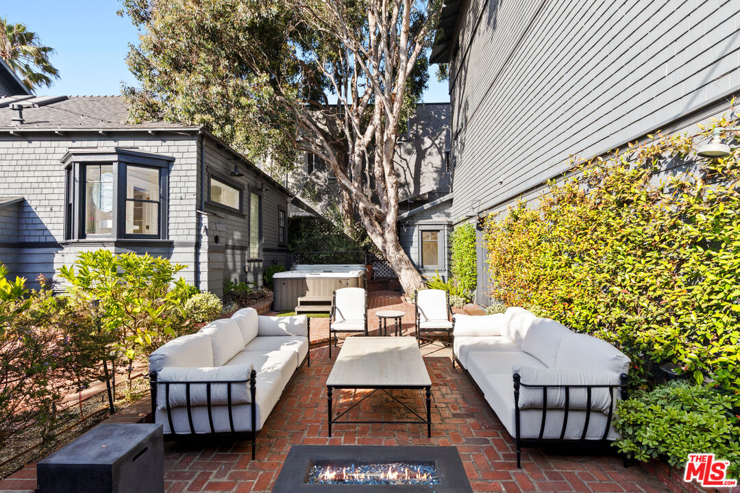 12 Rose Ave