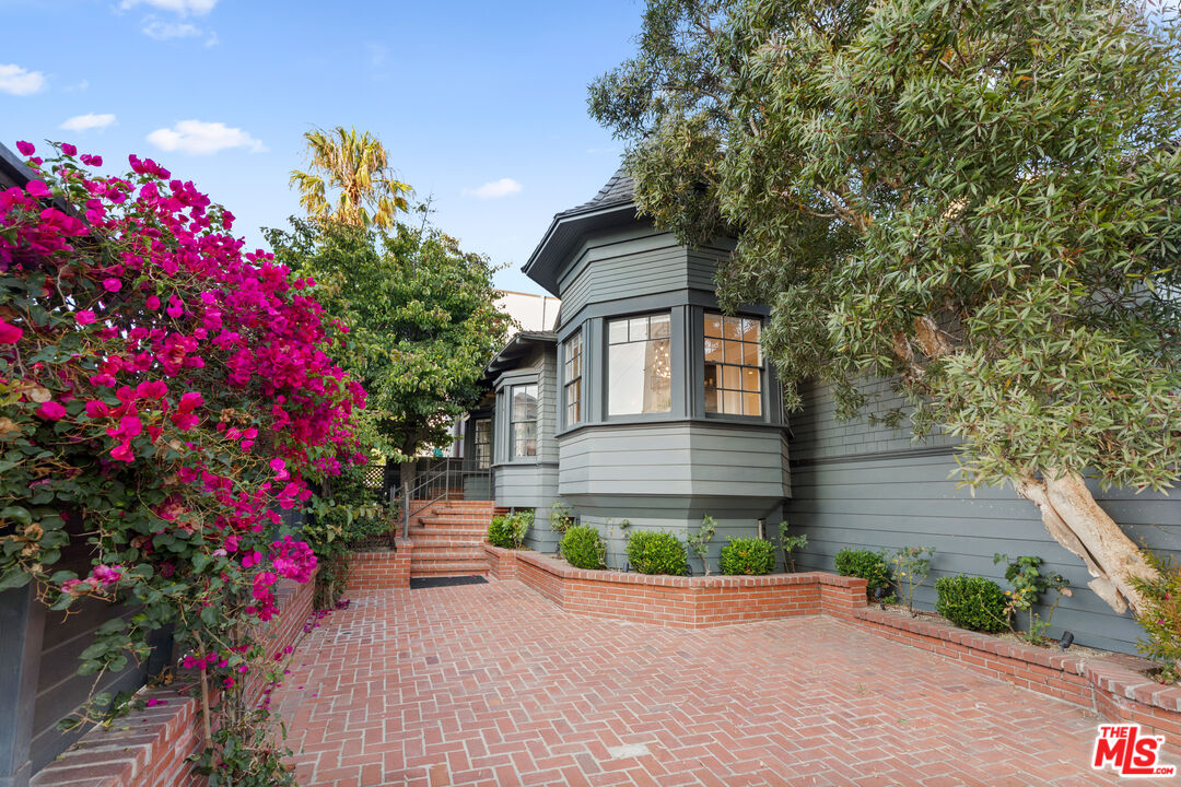12 Rose Ave