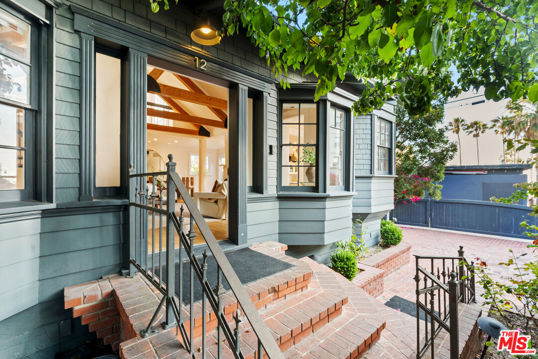 12 Rose Ave