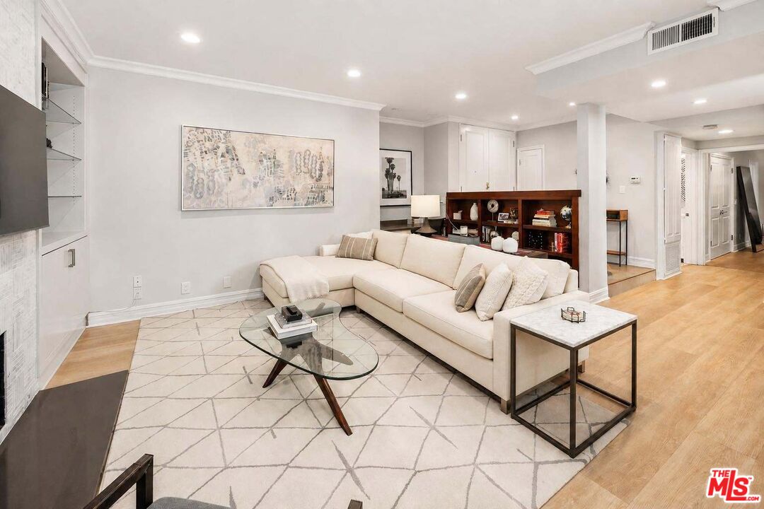 412 Arnaz Dr Unit: 7