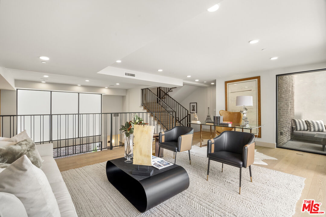 12304 Moorpark St Unit: 101