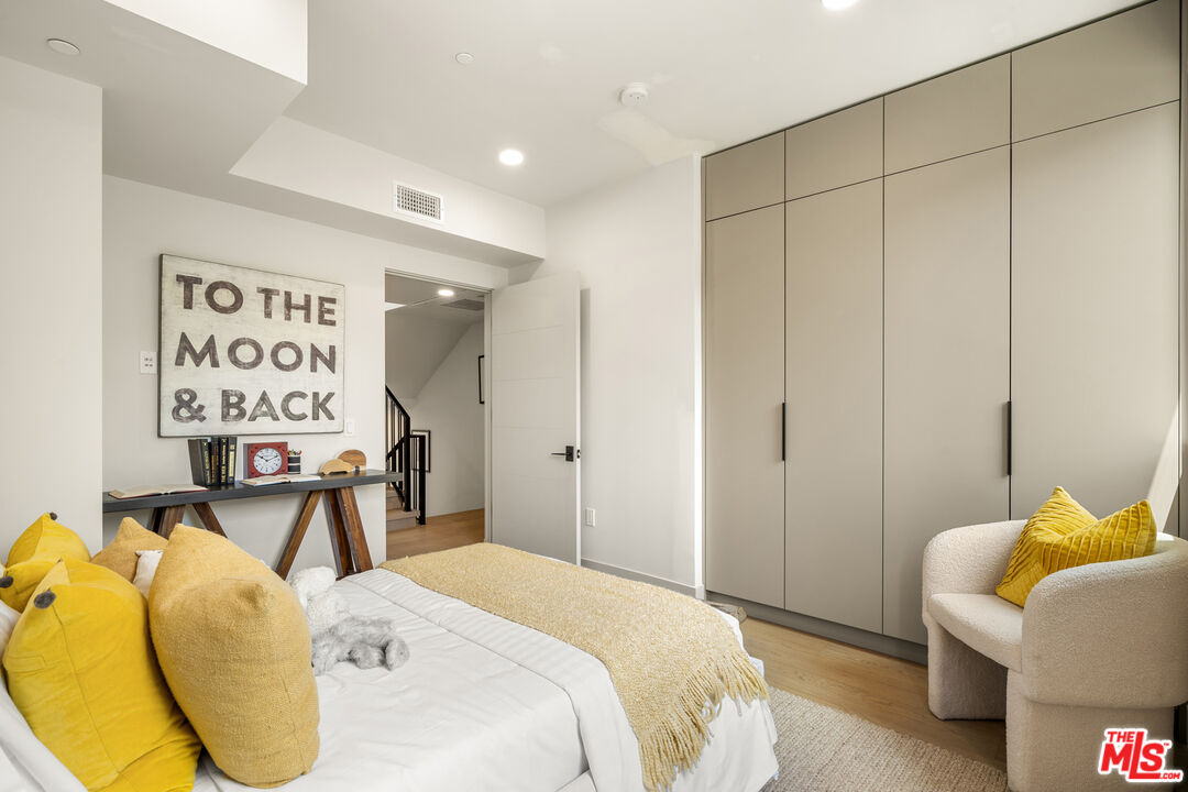 12304 Moorpark St Unit: 101