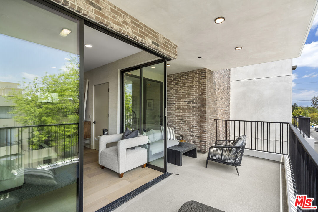 12304 Moorpark St Unit: 101