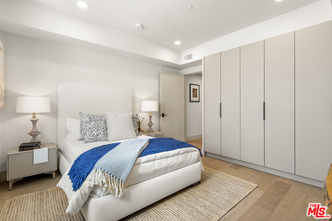 12304 Moorpark St Unit: 101