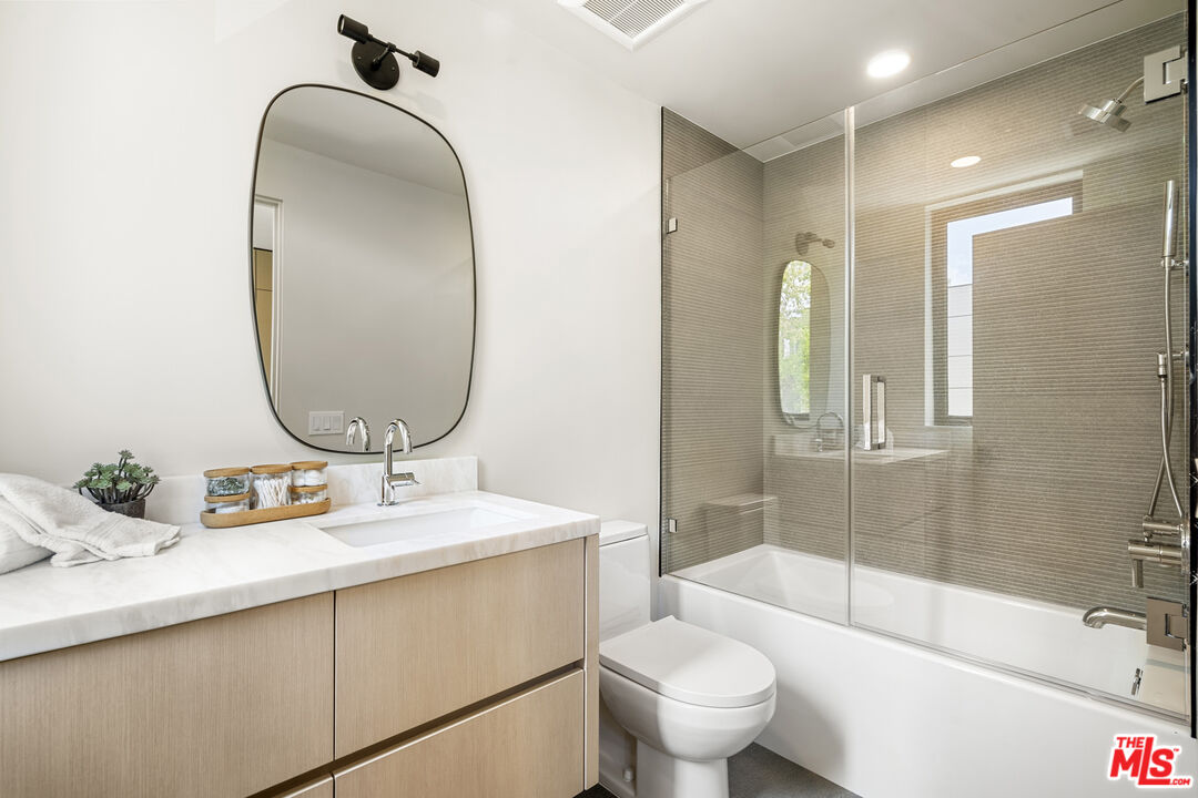 12304 Moorpark St Unit: 101