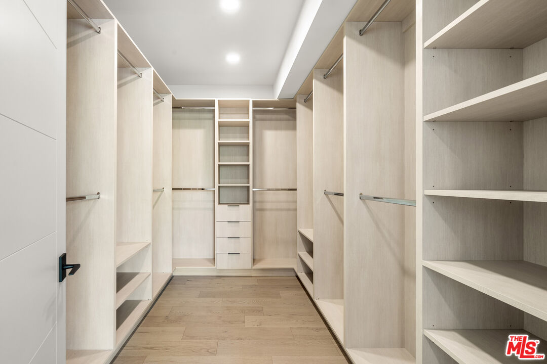 12304 Moorpark St Unit: 101