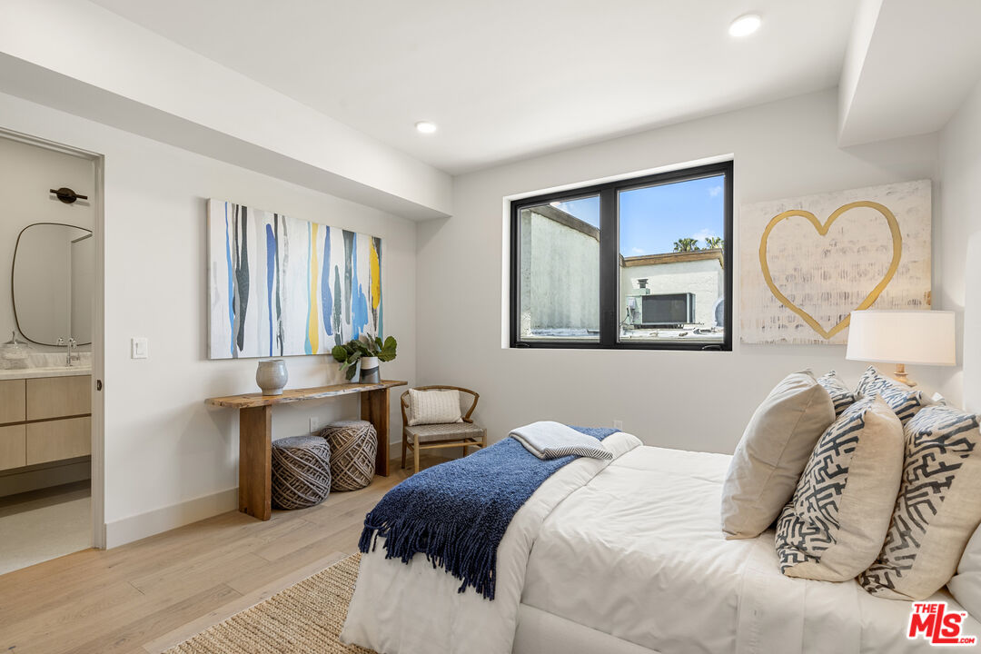 12304 Moorpark St Unit: 101