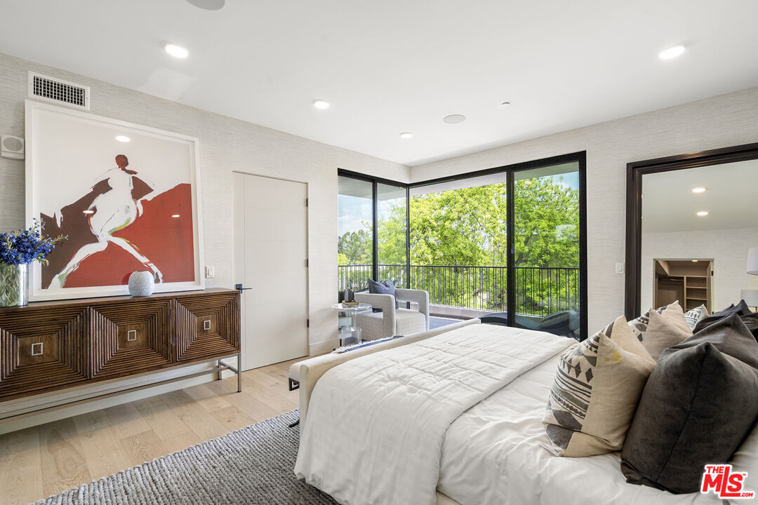 12304 Moorpark St Unit: 101