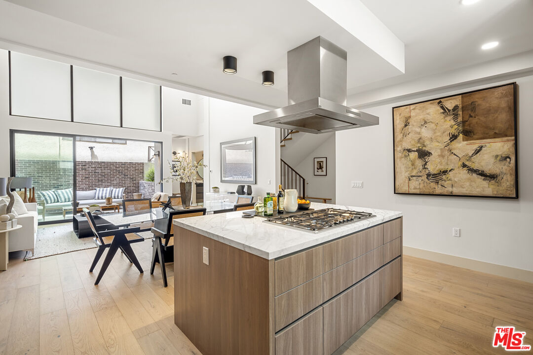 12304 Moorpark St Unit: 101