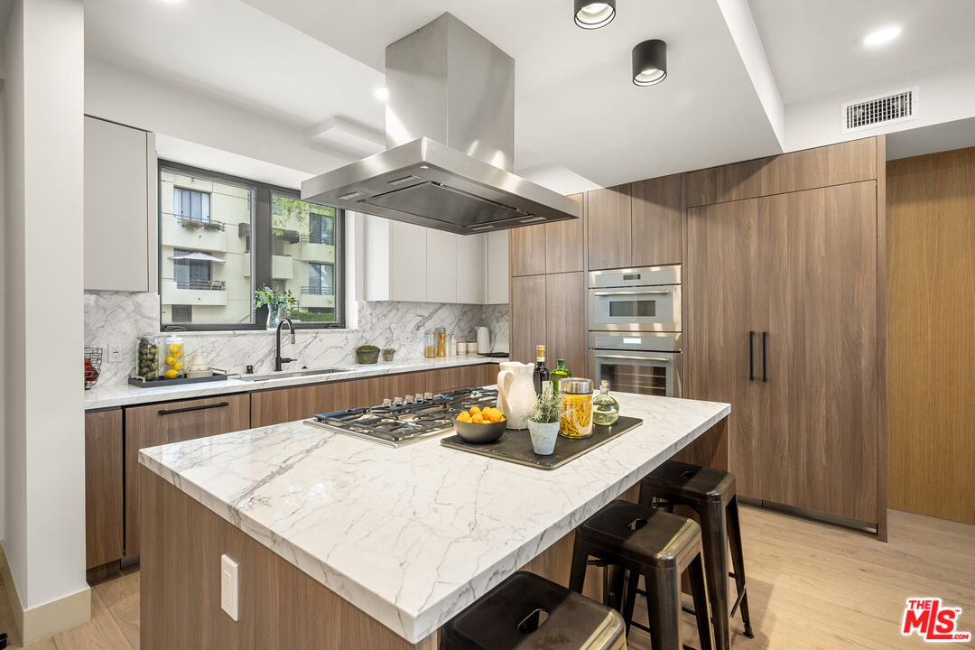 12304 Moorpark St Unit: 101