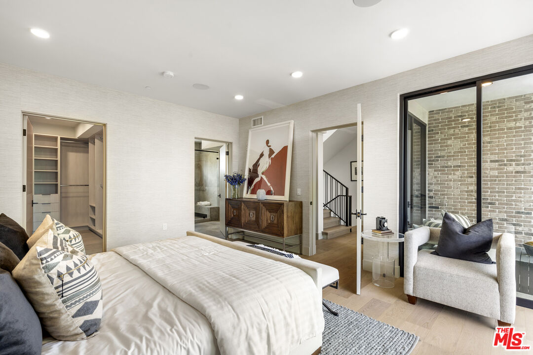 12304 Moorpark St Unit: 101