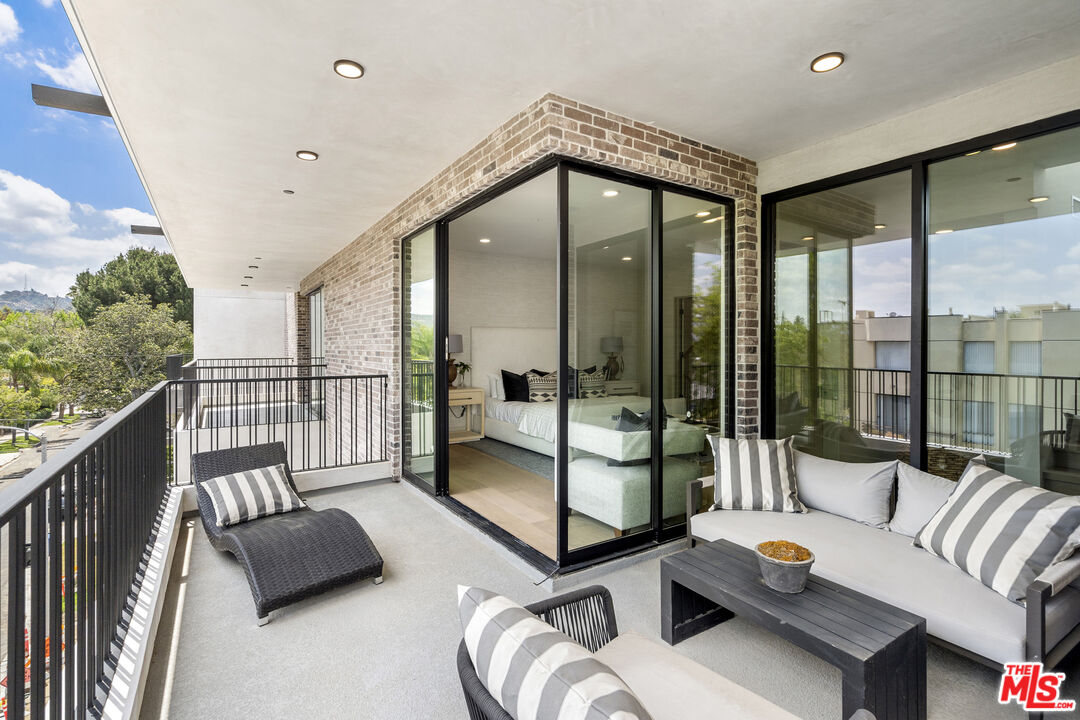 12304 Moorpark St Unit: 101