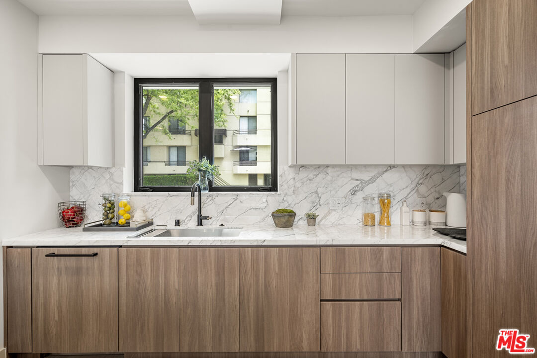 12304 Moorpark St Unit: 101