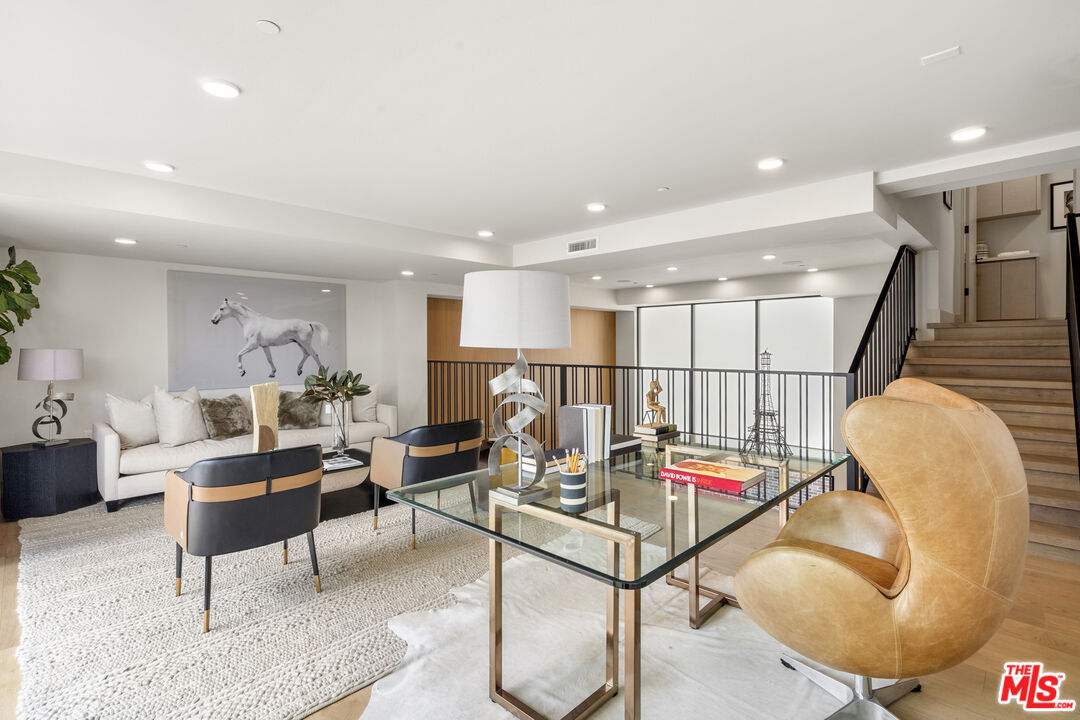 12304 Moorpark St Unit: 101