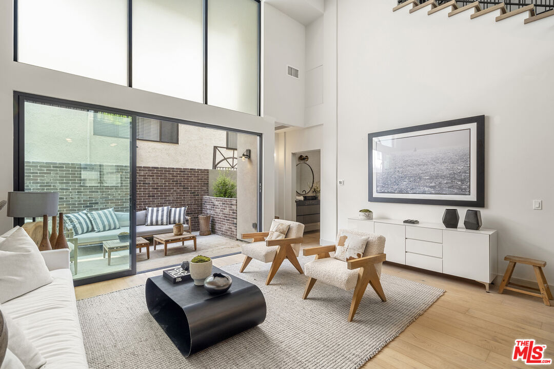 12304 Moorpark St Unit: 101