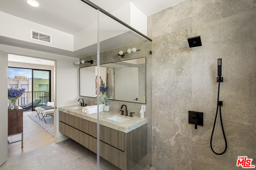12304 Moorpark St Unit: 101