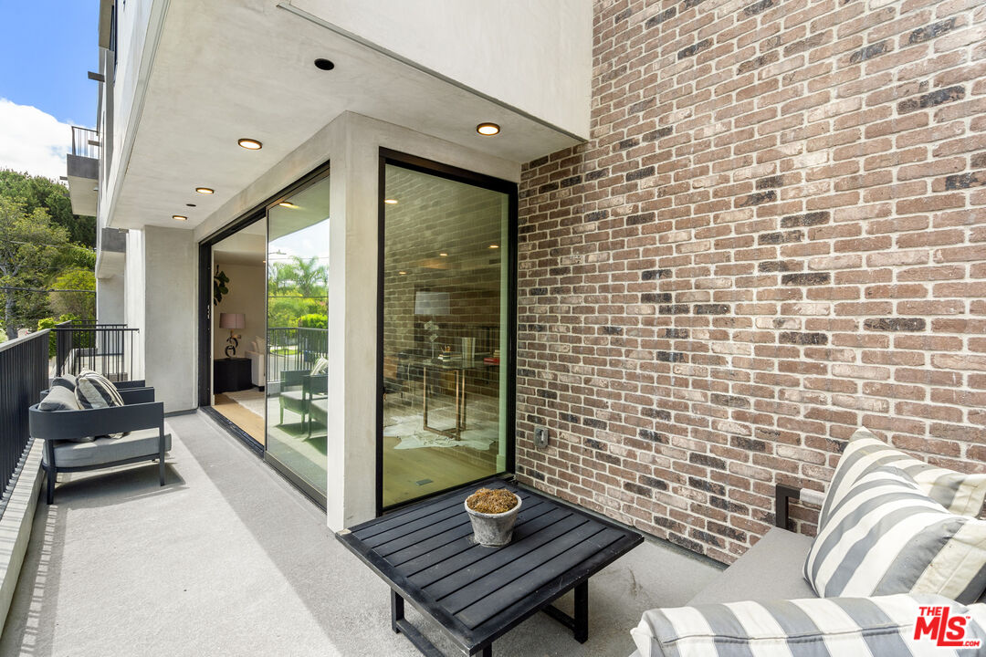 12304 Moorpark St Unit: 101