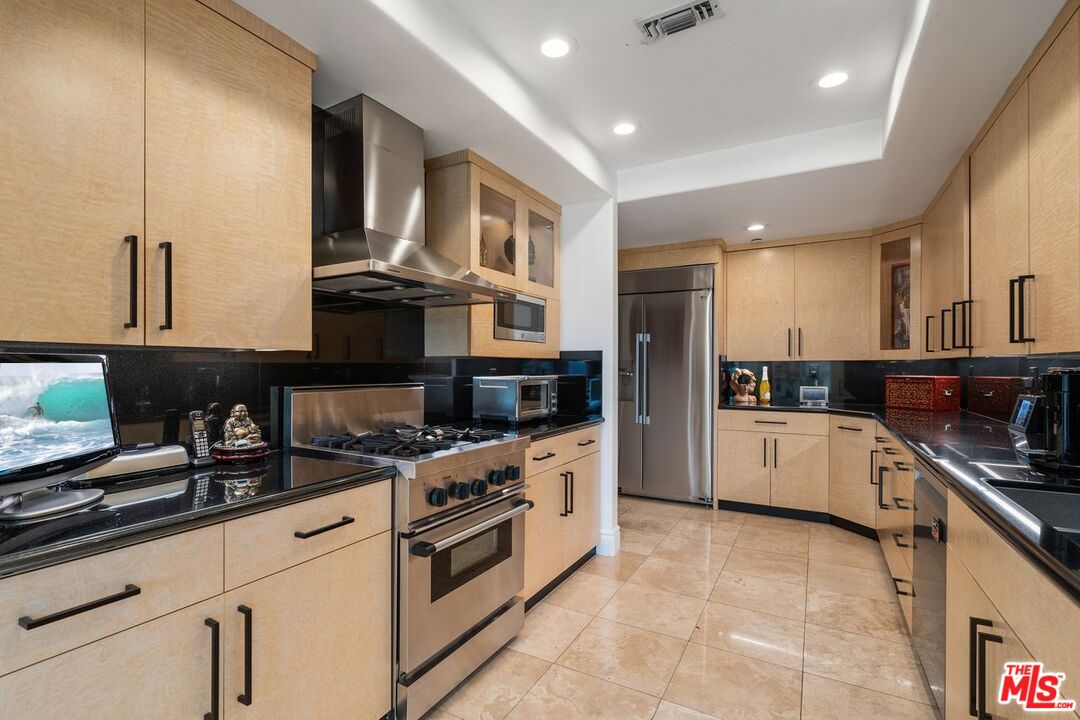 137 S Spalding Dr Unit: 401