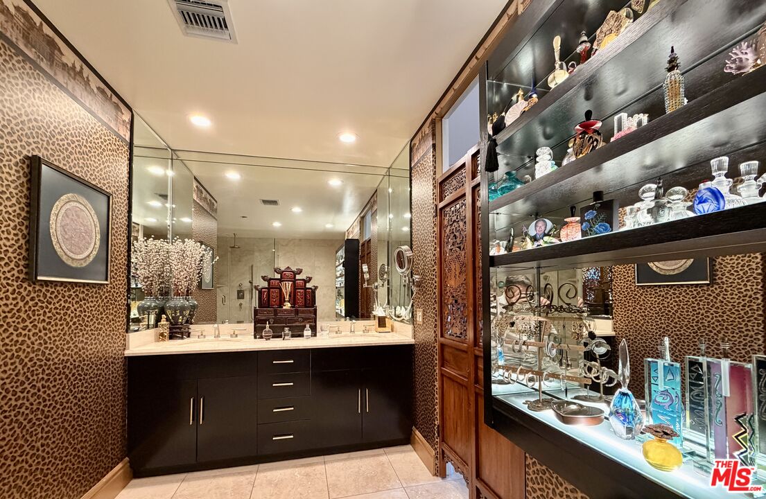 137 S Spalding Dr Unit: 401