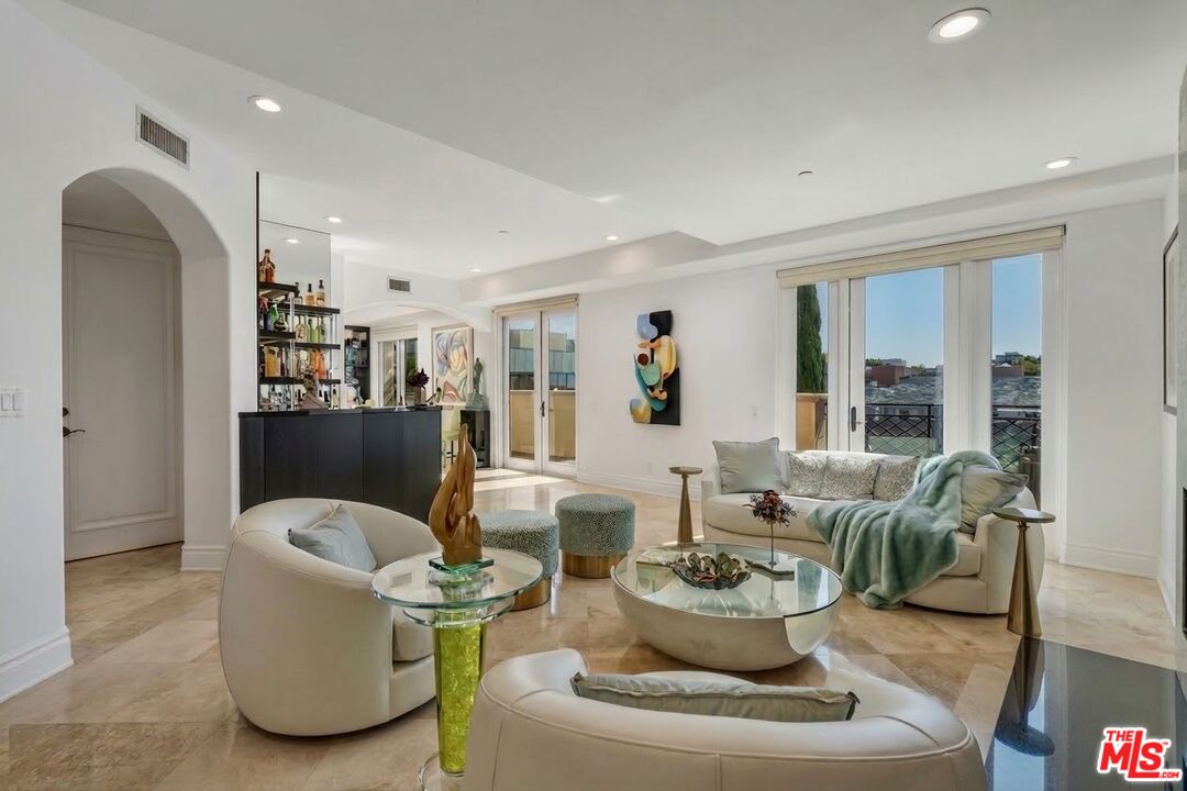 137 S Spalding Dr Unit: 401