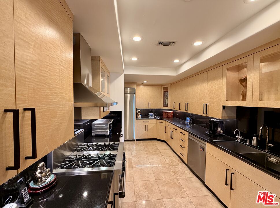137 S Spalding Dr Unit: 401