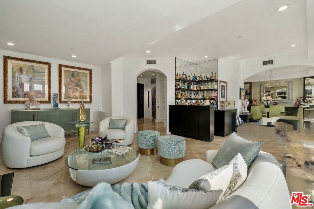 137 S Spalding Dr Unit: 401