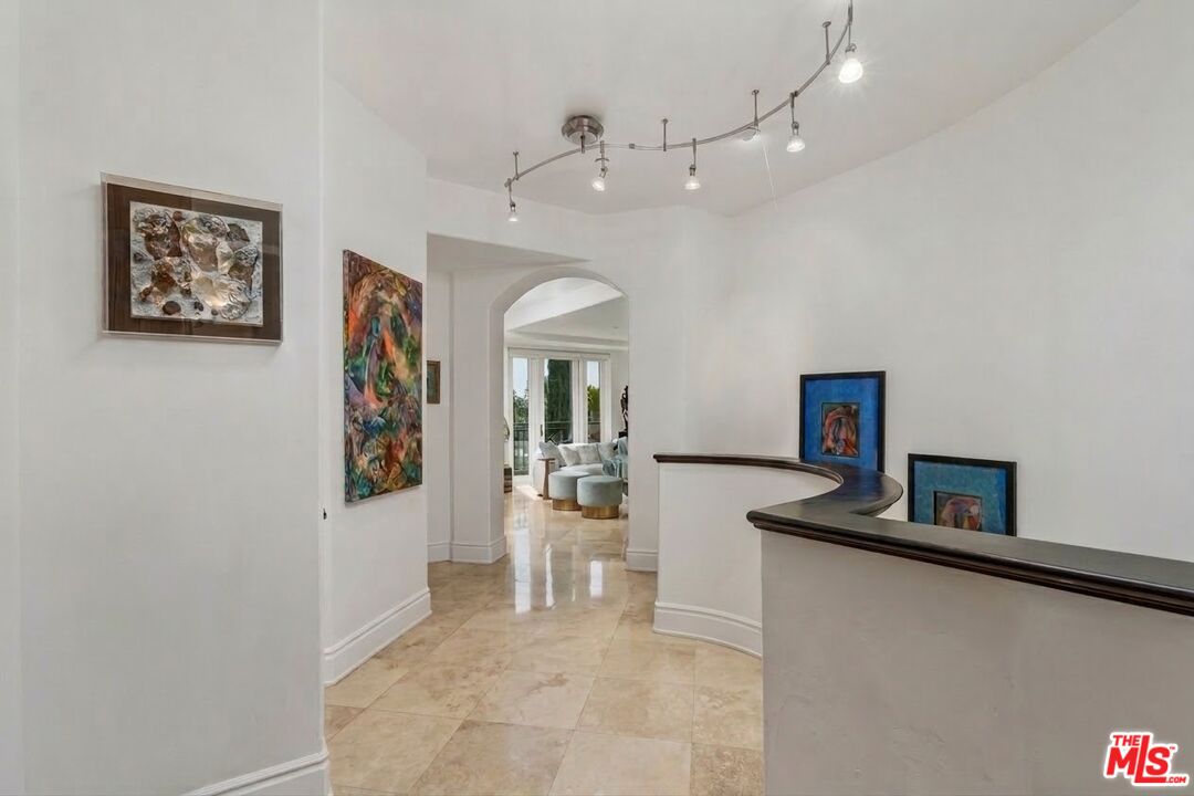 137 S Spalding Dr Unit: 401