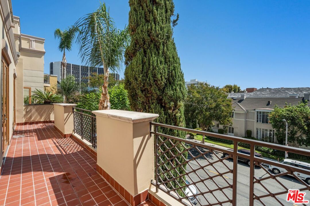 137 S Spalding Dr Unit: 401