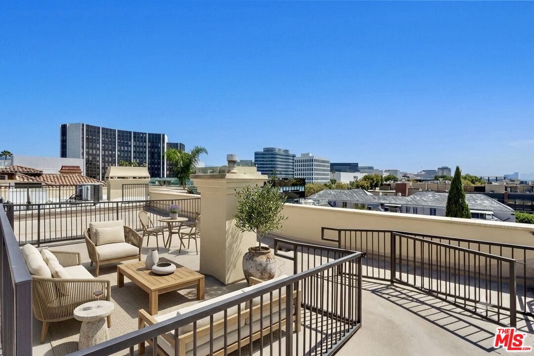137 S Spalding Dr Unit: 401