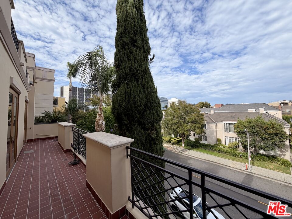 137 S Spalding Dr Unit: 401