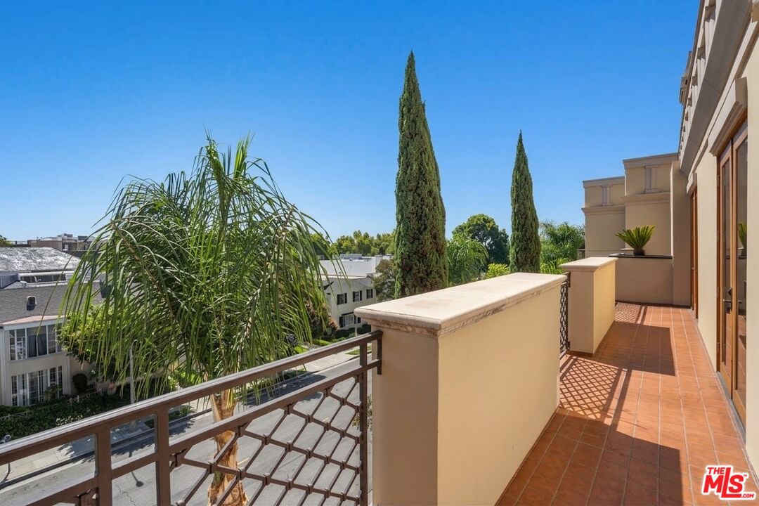 137 S Spalding Dr Unit: 401