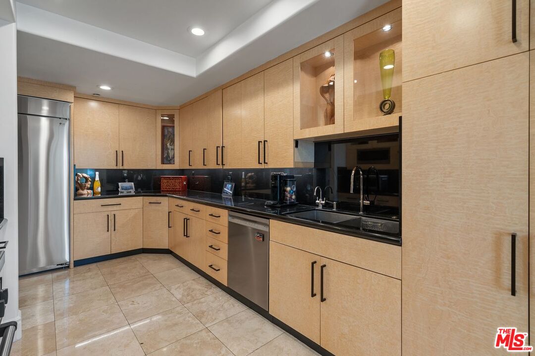 137 S Spalding Dr Unit: 401