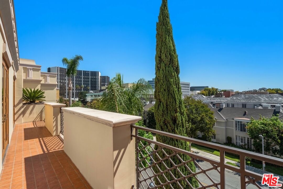 137 S Spalding Dr Unit: 401