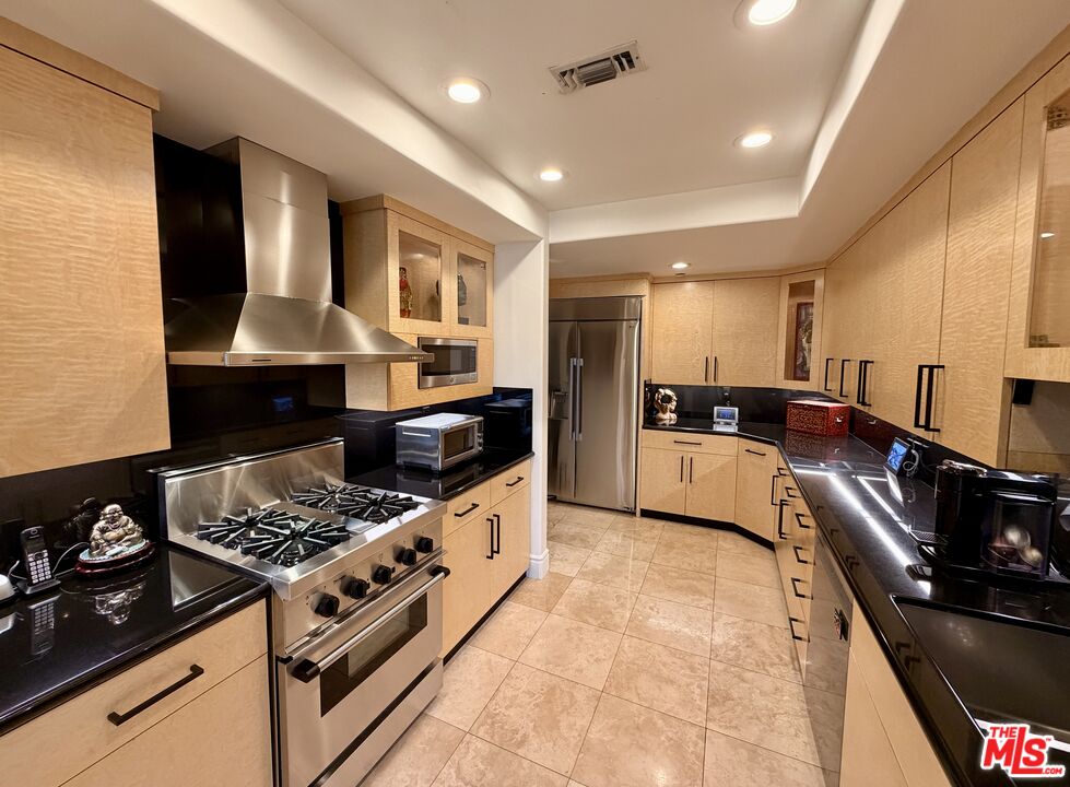 137 S Spalding Dr Unit: 401