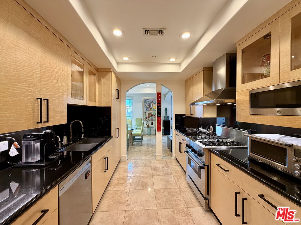 137 S Spalding Dr Unit: 401