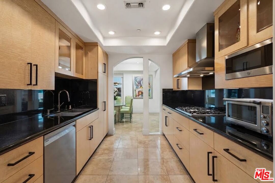 137 S Spalding Dr Unit: 401