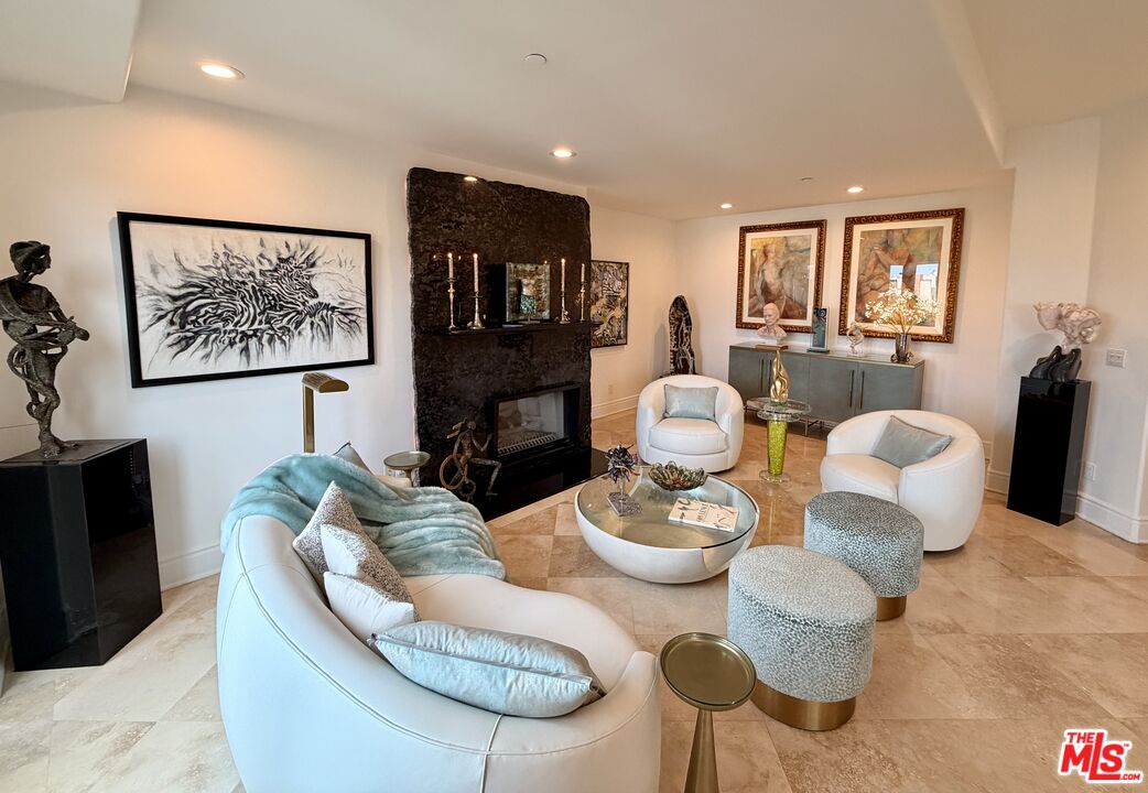 137 S Spalding Dr Unit: 401