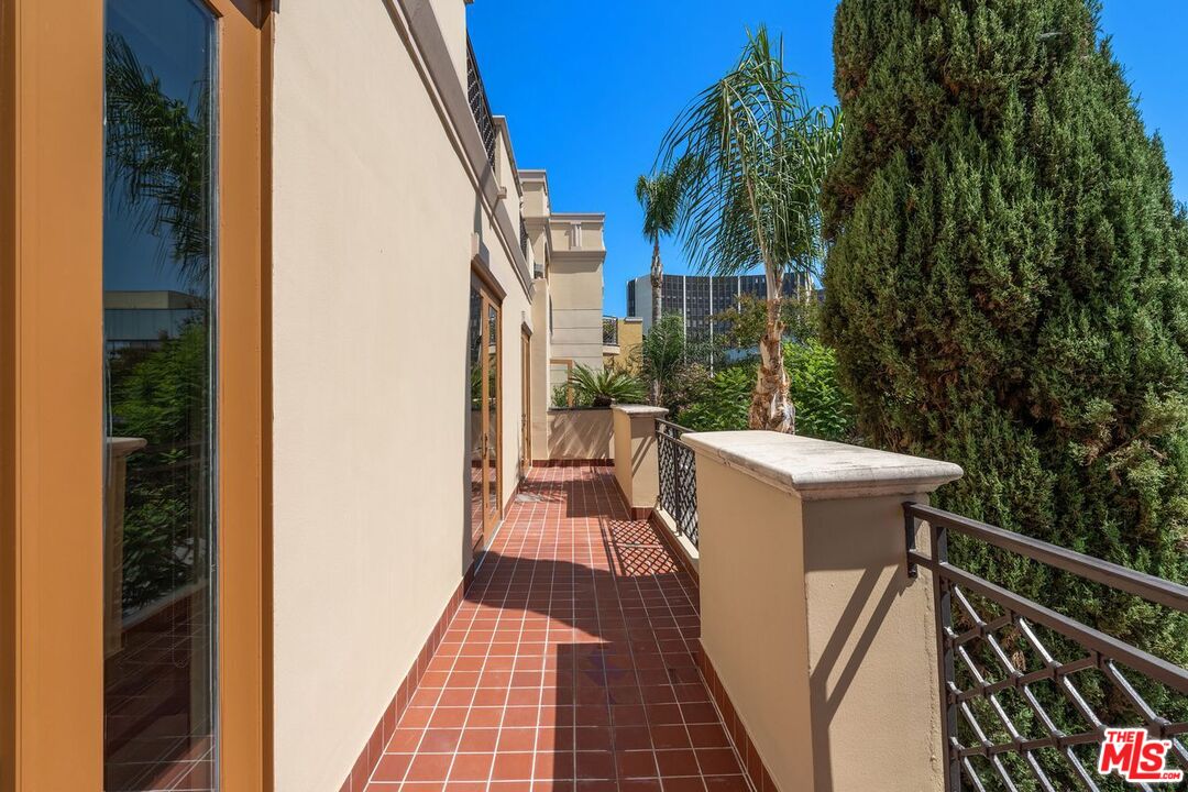 137 S Spalding Dr Unit: 401
