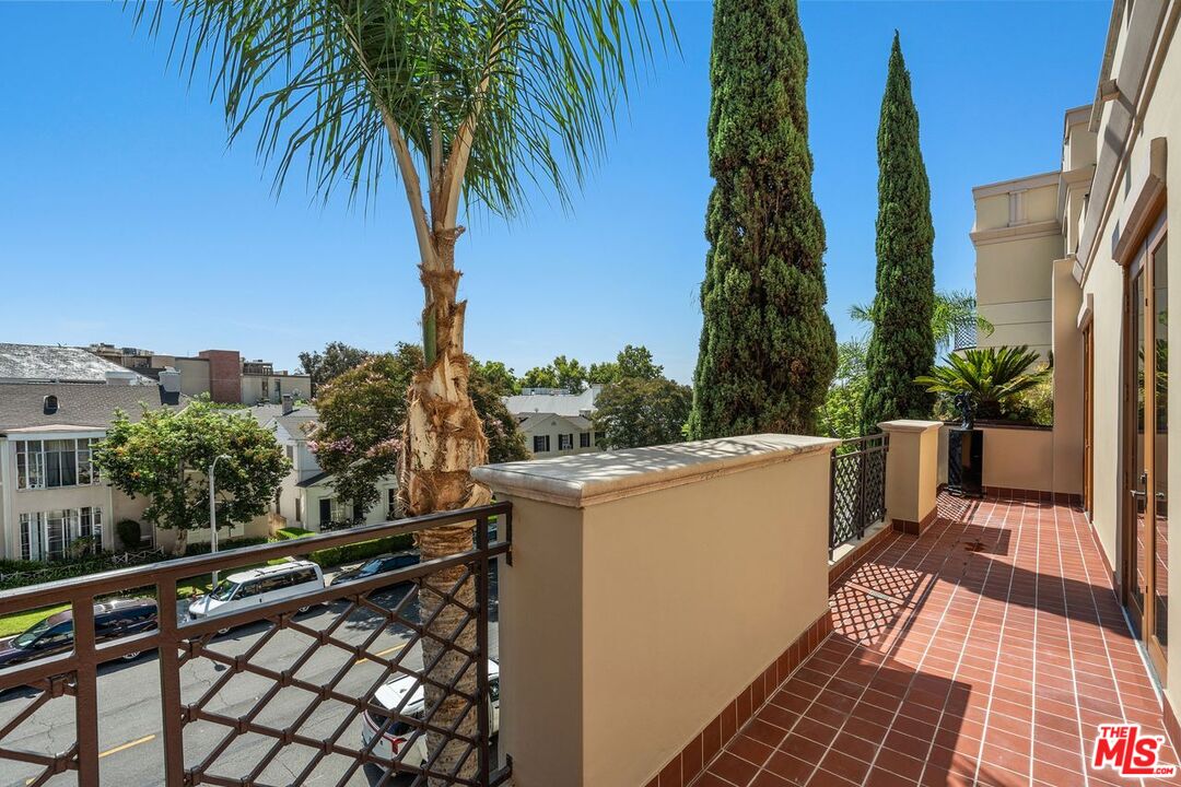 137 S Spalding Dr Unit: 401